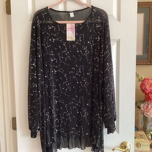 NWT. Women’s 5X Large Plus WDIRARA Brand  L/S Blouse Black W/Silver Stars